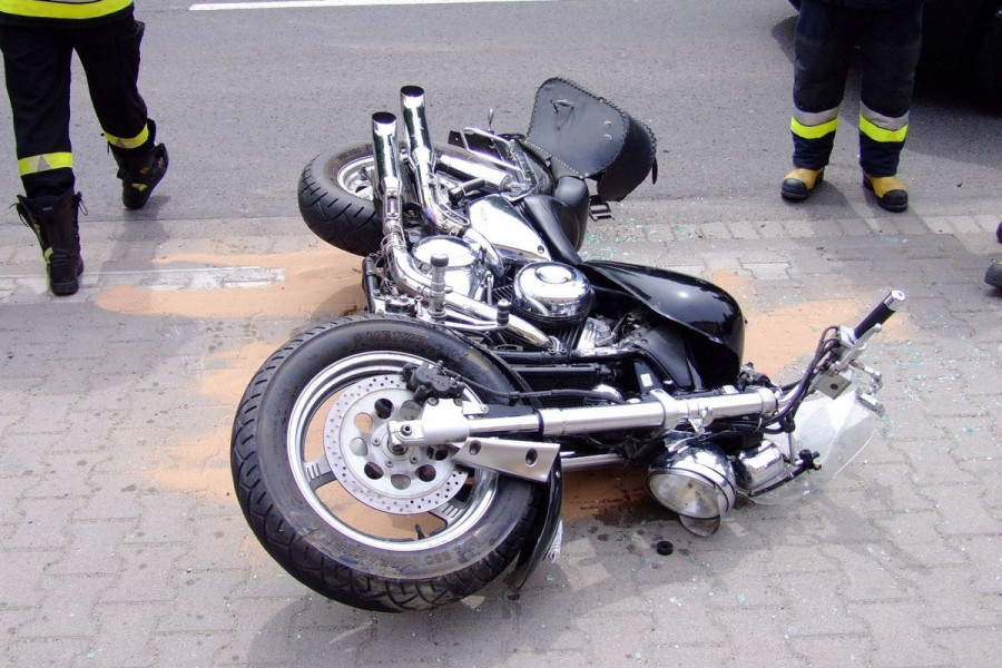 zderzenie auto motocyklista