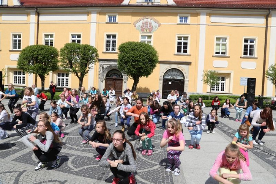 dzieci taniec rynek