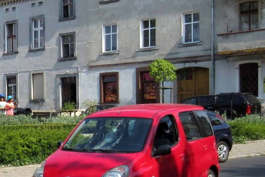 samochód szyba zgniecenie