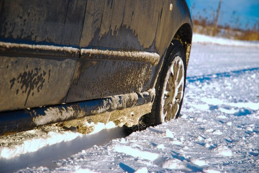 Samochód i śnieg