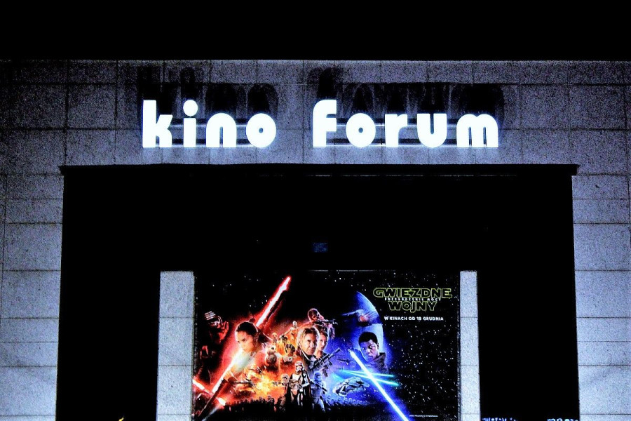 kino forum neon budynek