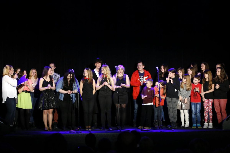 młodzież scena koncert