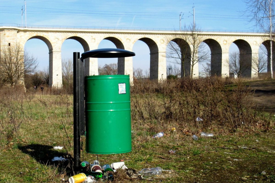 śmieci wiadukt kosz