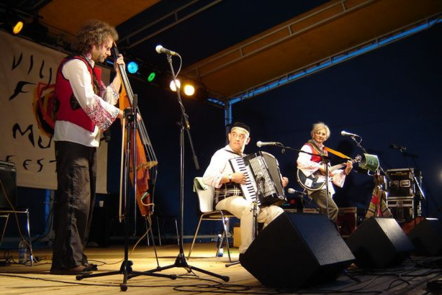 zespół  balkan folk acoustic