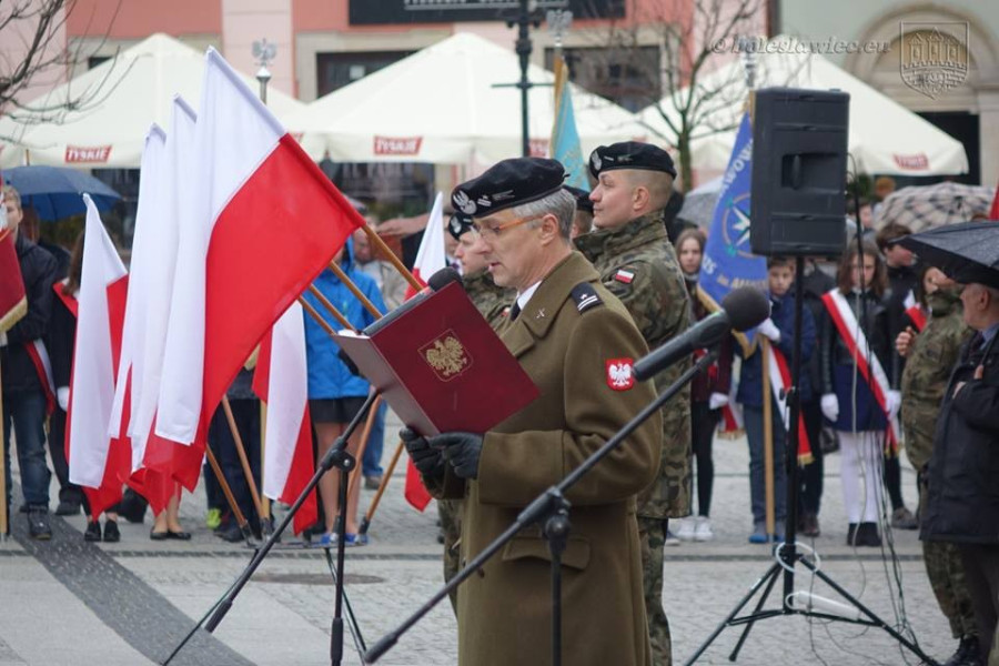 święto flagi  rynek  deszcz