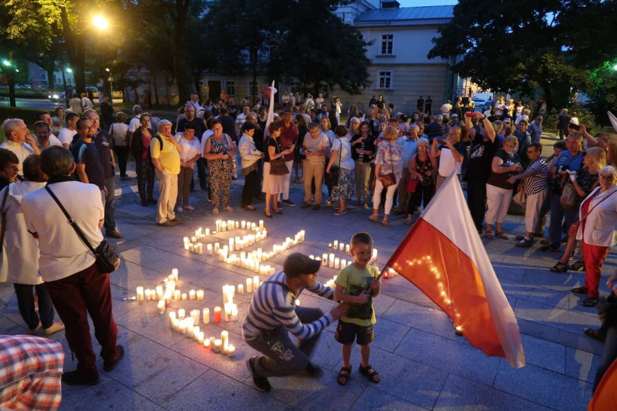 ludzie znicze zgromadzenie