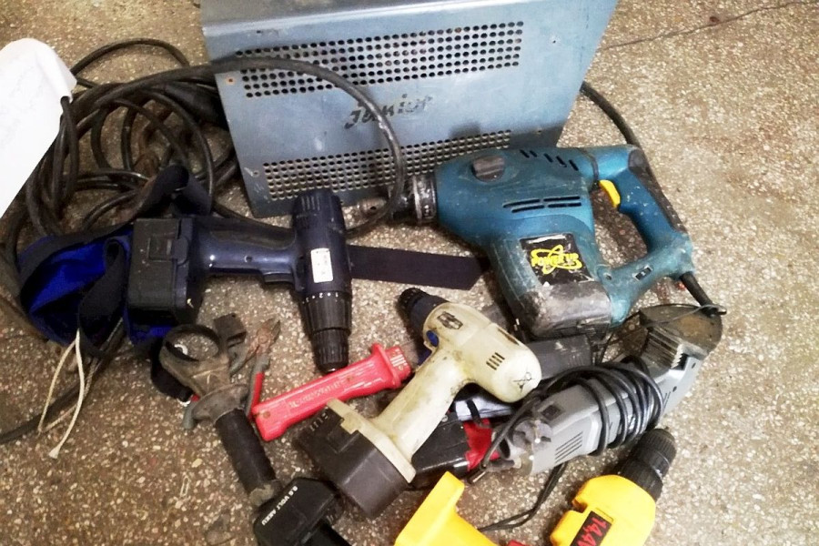 złodziej  piwnica  kradzież