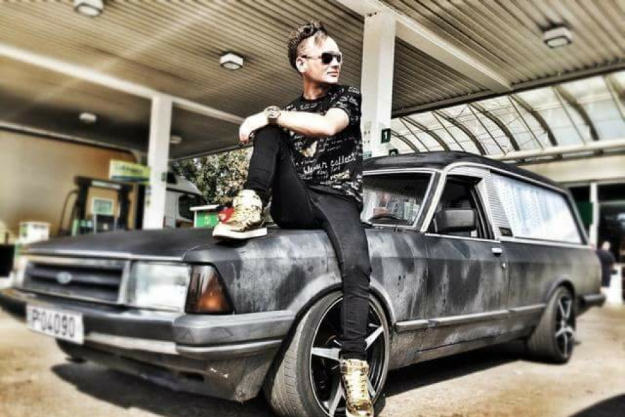 auto karawan mężczyzna