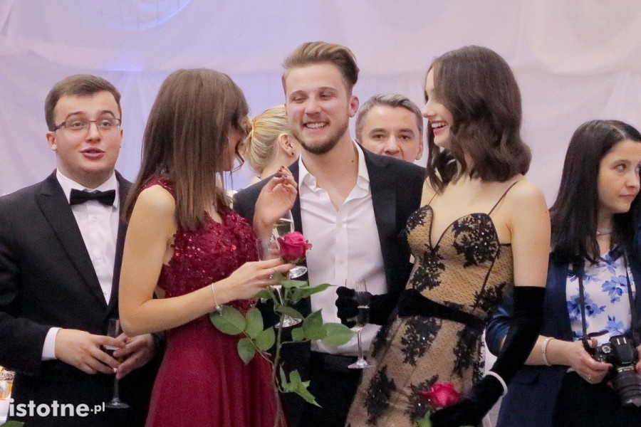 uczeń studniówka bal zabawa