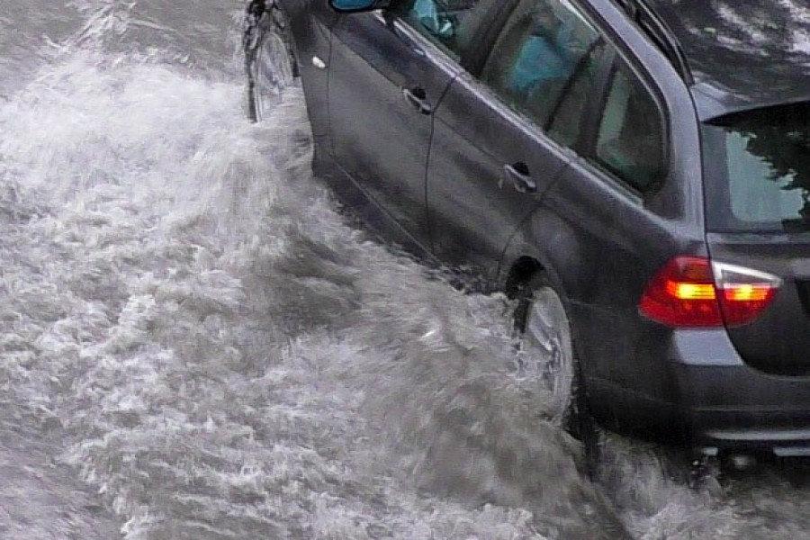 auto kałuża oberwanie chmury