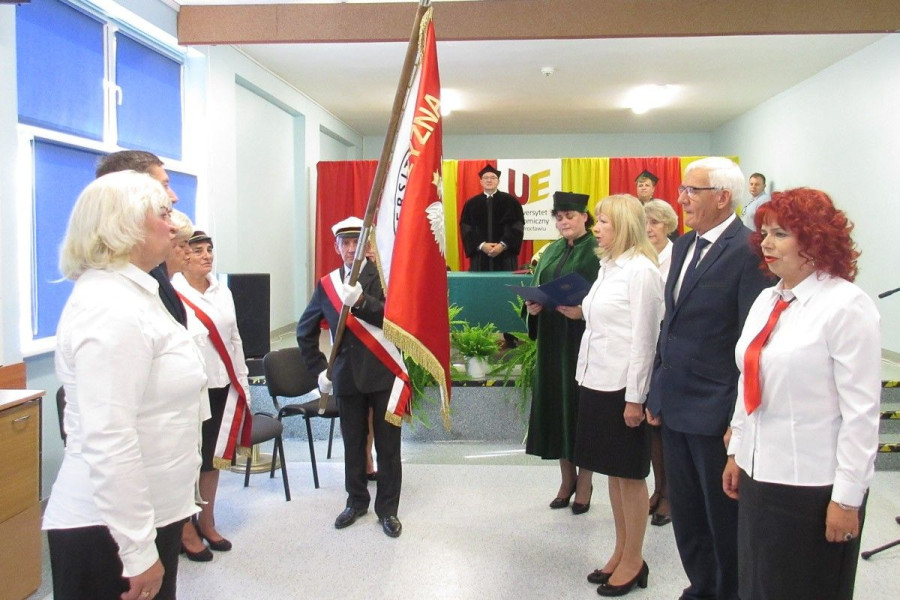 ludzie uniwersytet sztandar