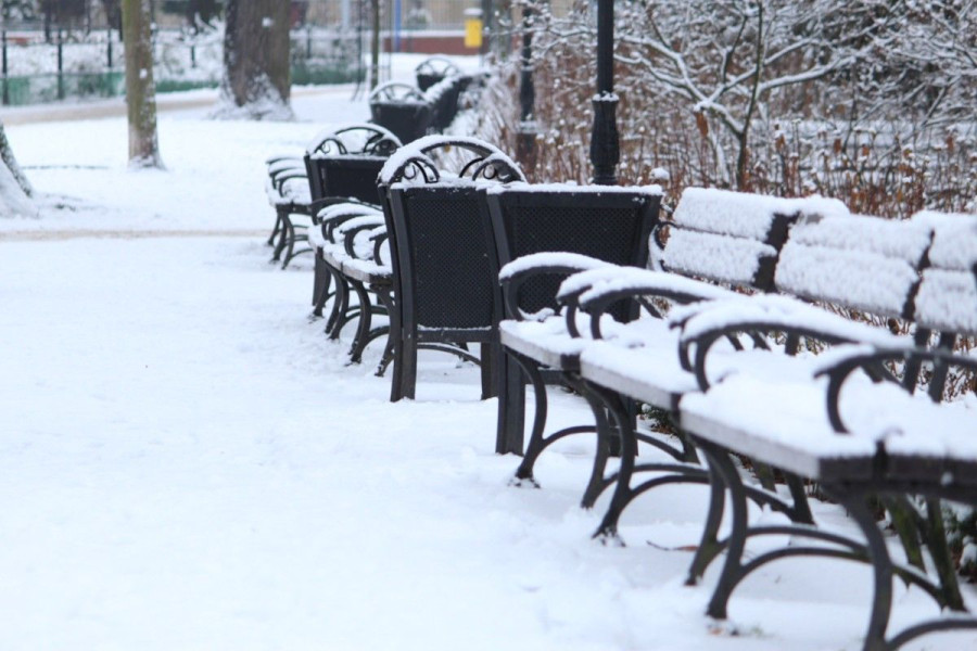 zima śnieg ławka