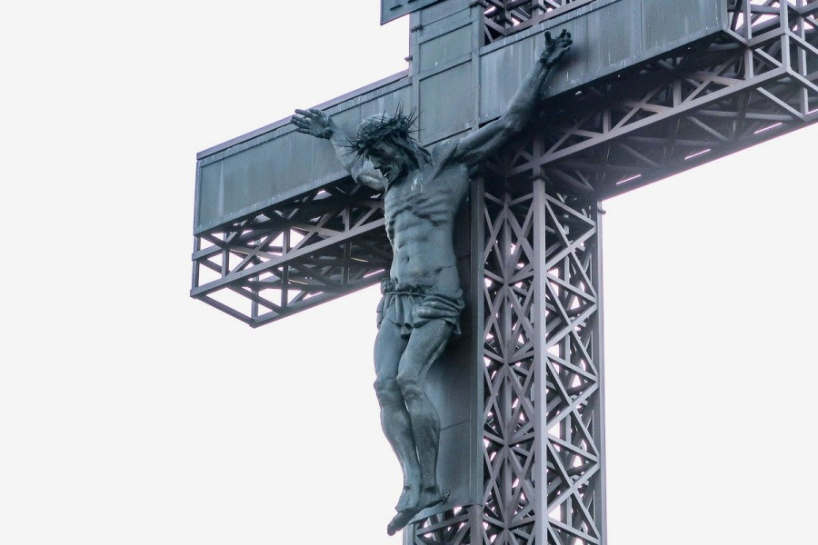 jezus chrystus rzeźba krzyż