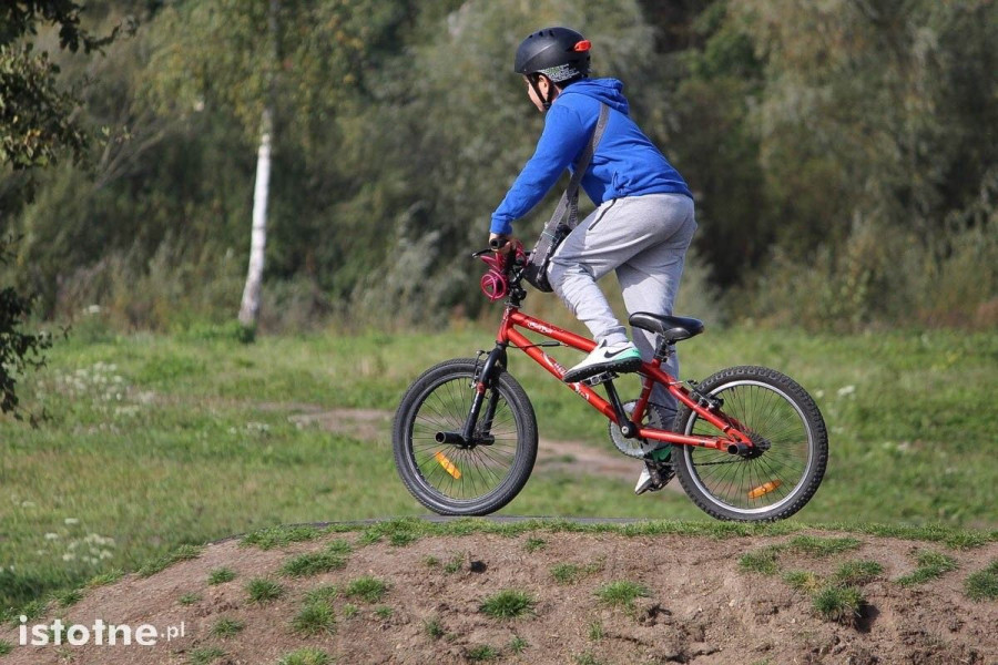 rowerzysta kask wiadukt plaza