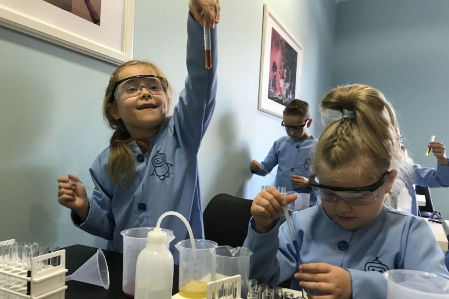 dziewczynka laboratorium