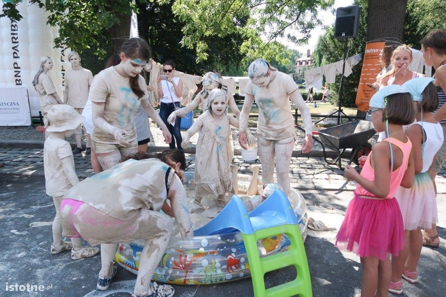 zabawa glina basenik ludzie