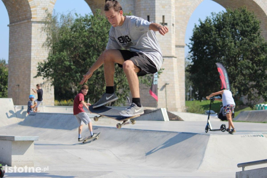 wiadukt deskorolkarz akrobacja