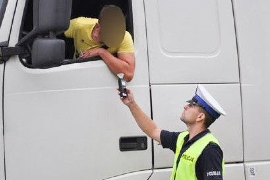 Kierowca ciężarówki policjant