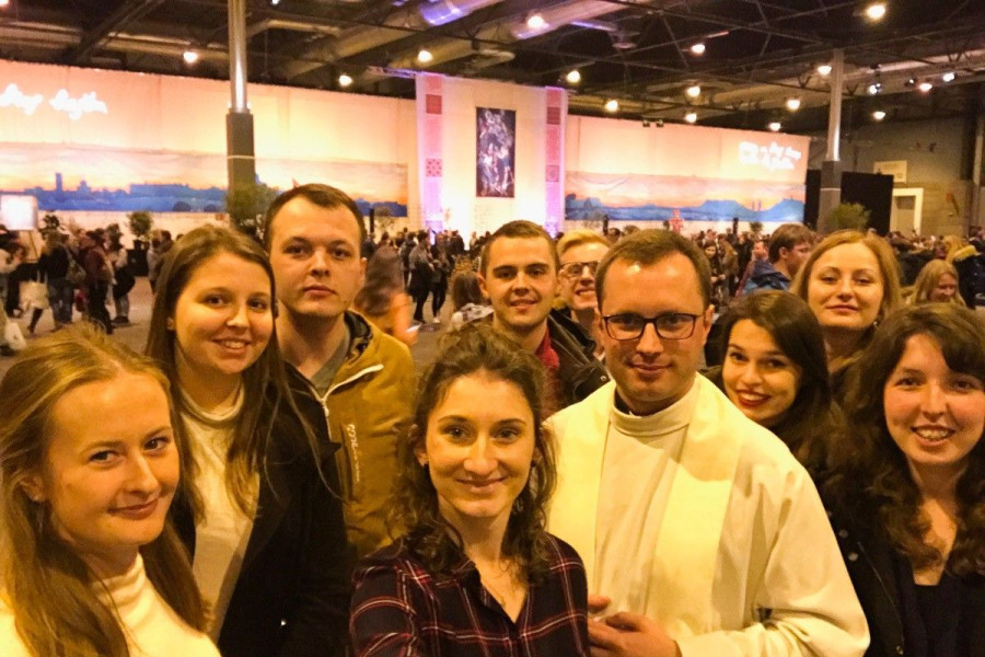 ludzie spotkanie modlitwa ksiądz