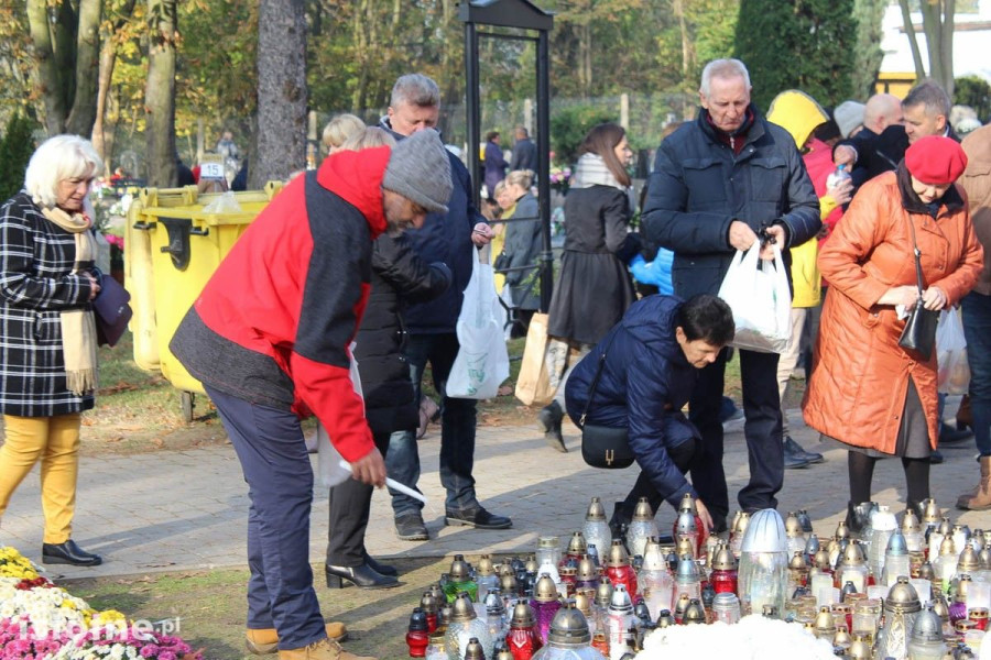 cmentarz ludzie znicze