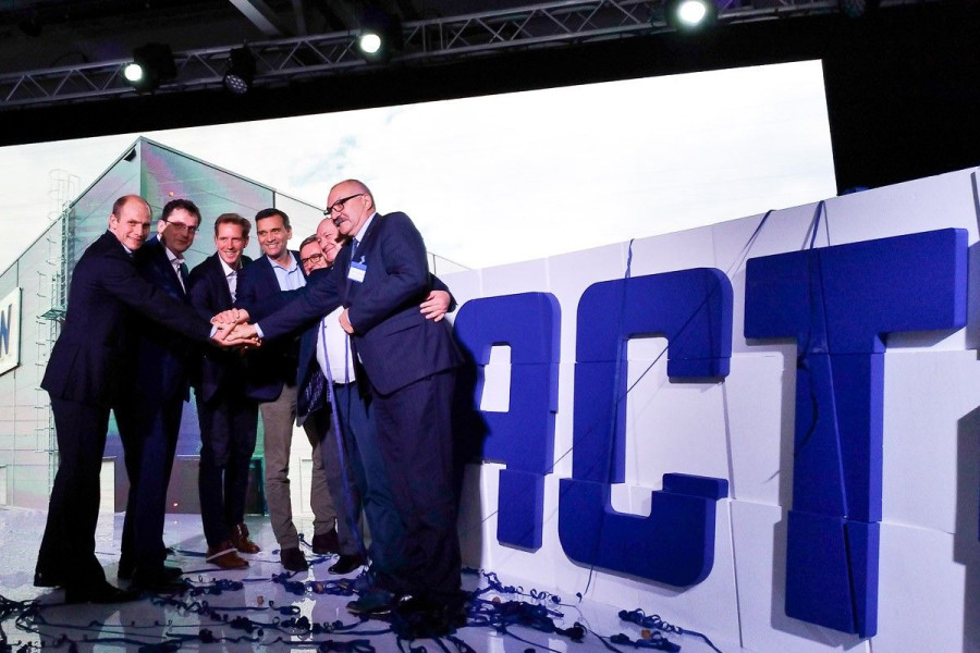 action otwarcie ludzie scena