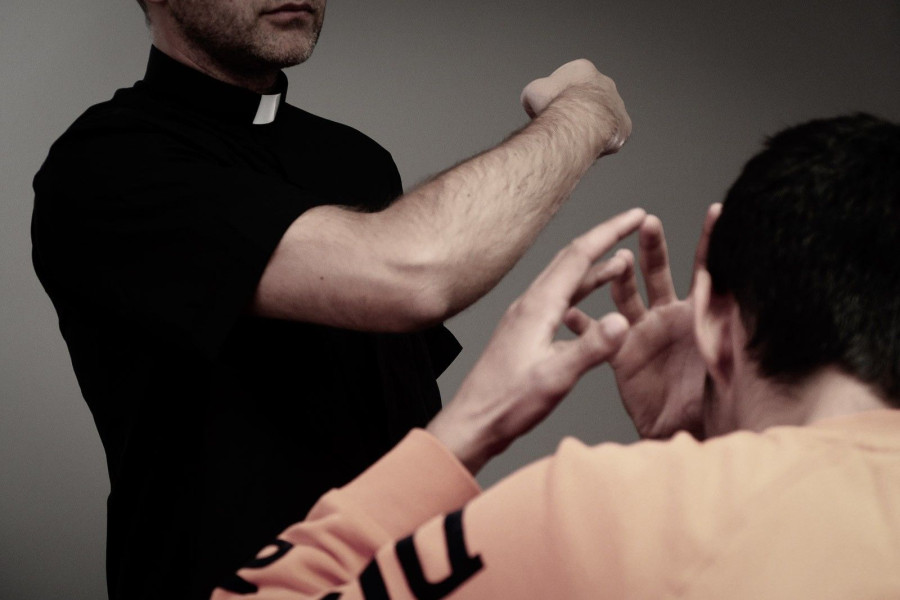 ksiądz agresja przemoc