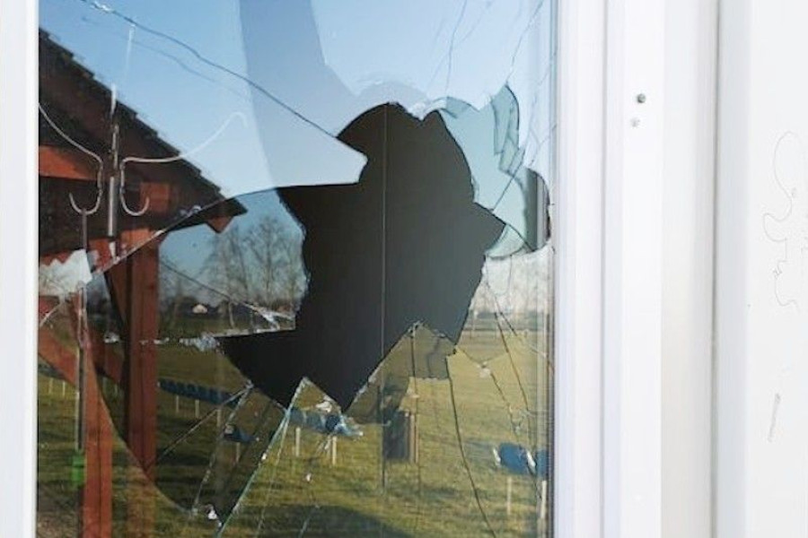 szyba wandalizm parzyce