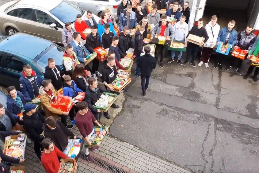 ludzie uczniowie paczki