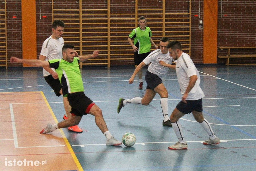 piłkarz hala futsal