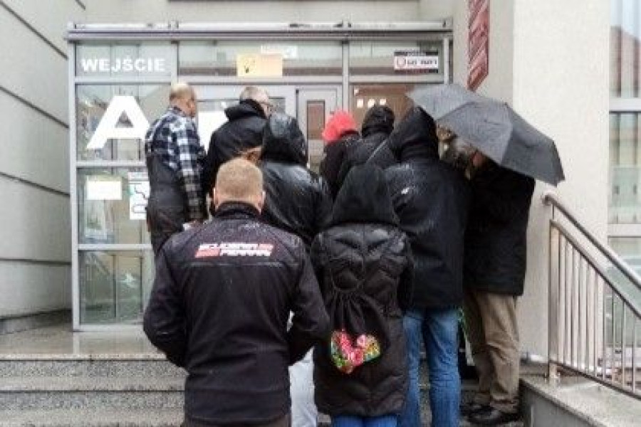 ludzie starostwo kolejka