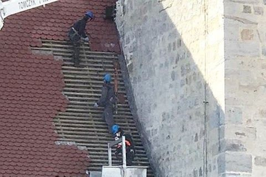 pracownik dach budowa