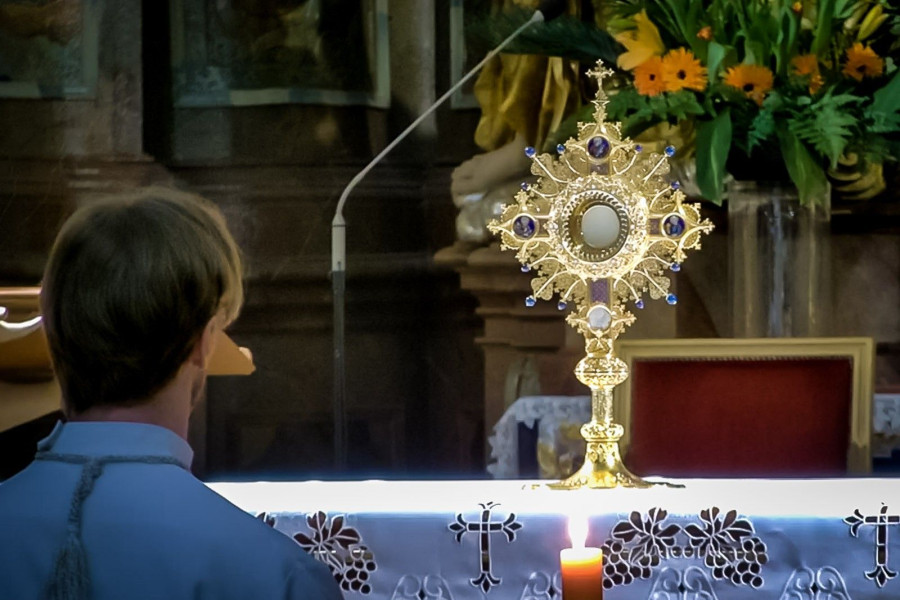 lektor msza ołtarz monstrancja bazylika