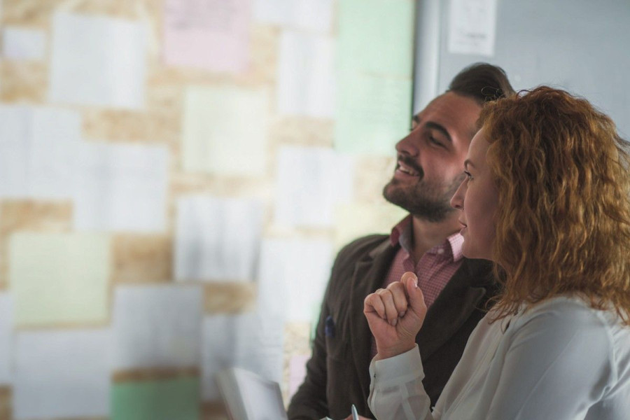 kobieta mężczyzna tablica ogłoszeń