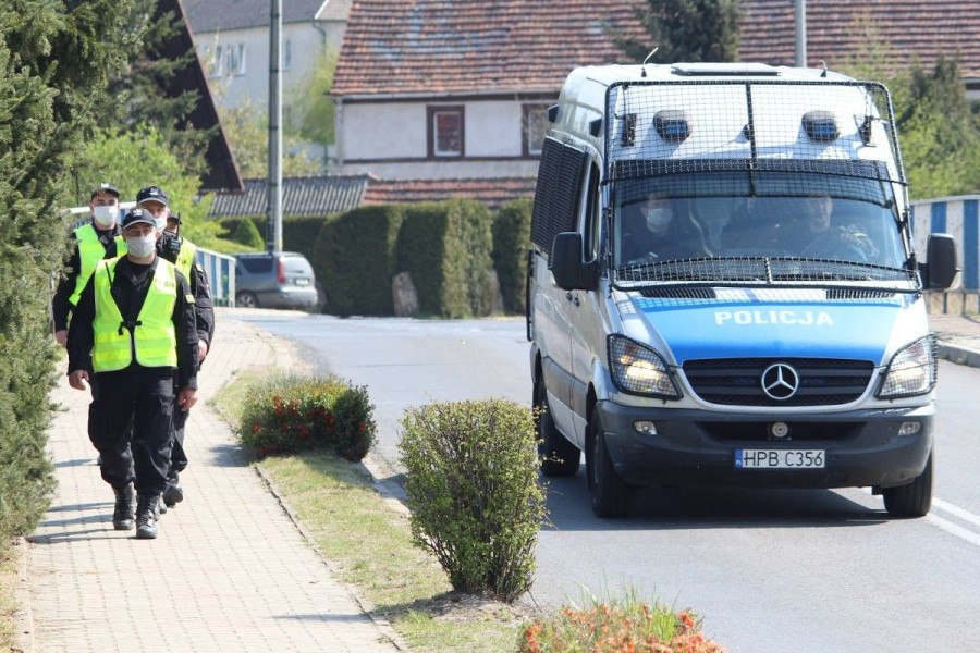 policjanci i bus policyjny