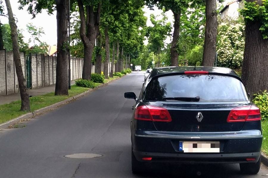 ulica spokojna zaparkowany samochód