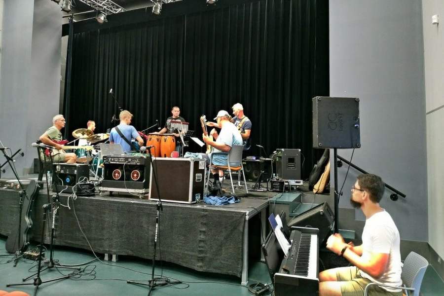 muzyk zespół scena