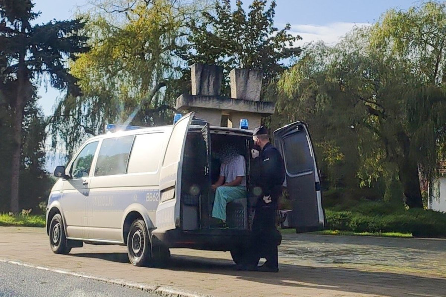 mężczyzna radiowóz