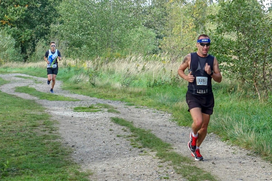 biegacz bieg między mostami