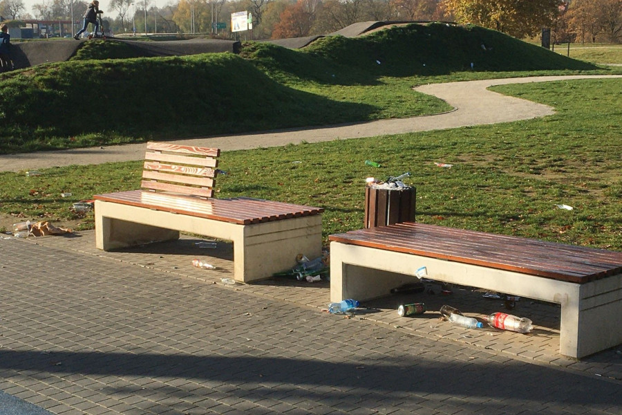 ławka skatepark śmieci