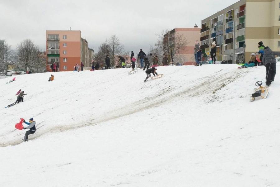 dziecko sanki górka