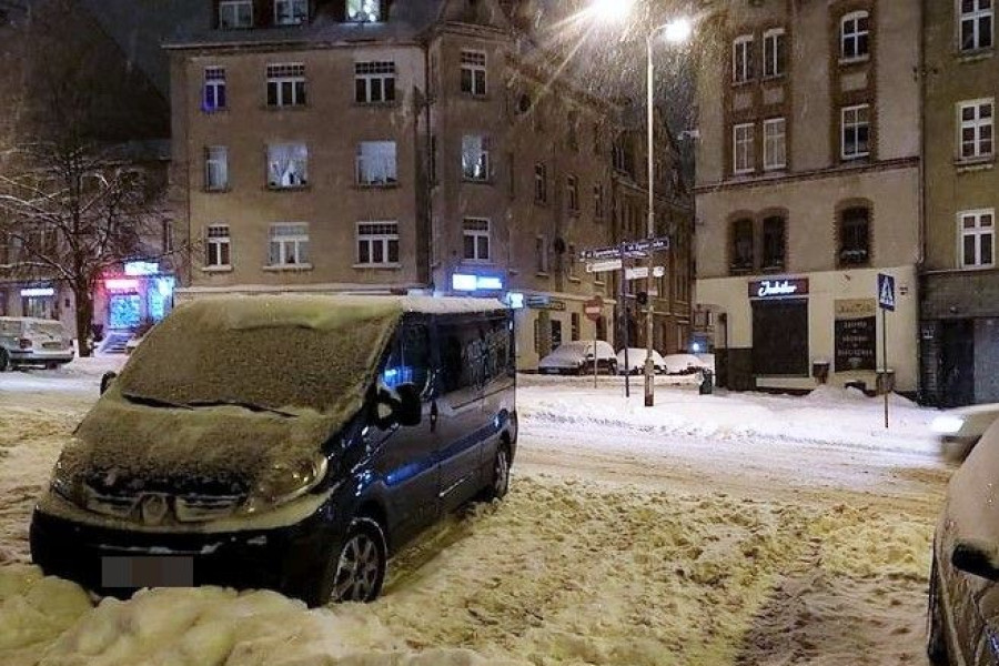 auto parkowanie pasy śnieg