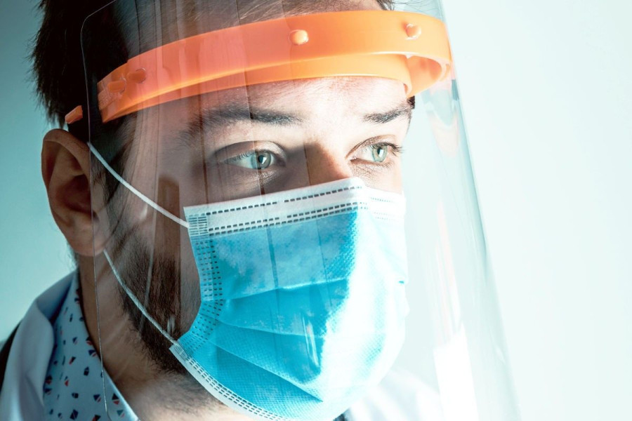 mężczyzna przyłbica