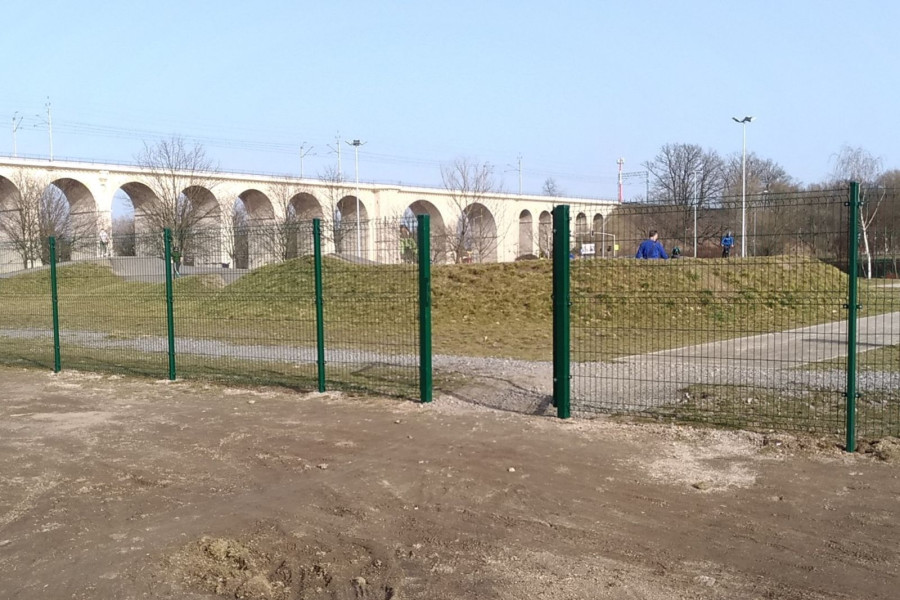 skakepark ogrodzenie