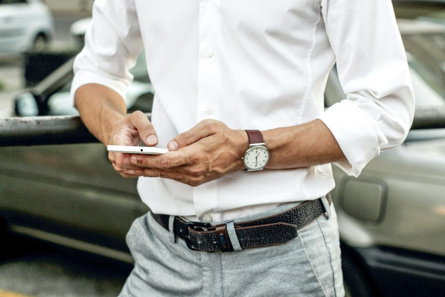 mężczyzna smartfon