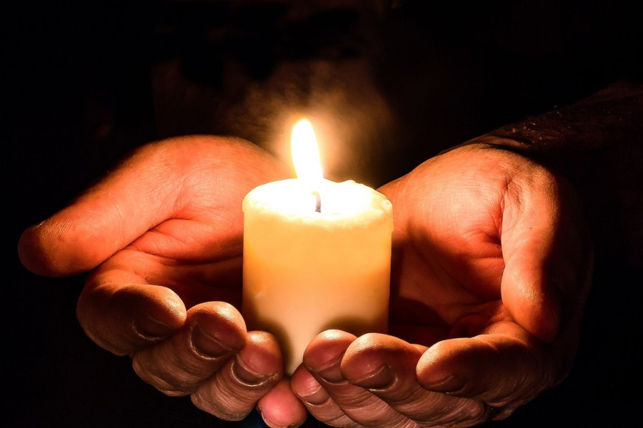 dłonie świeca