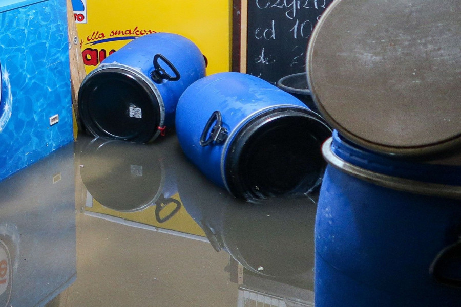 beczka woda powódź ulewa podtopienie