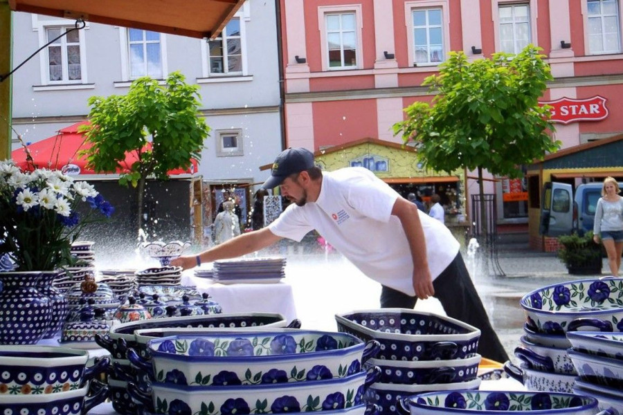 mężczyzna ceramika targ