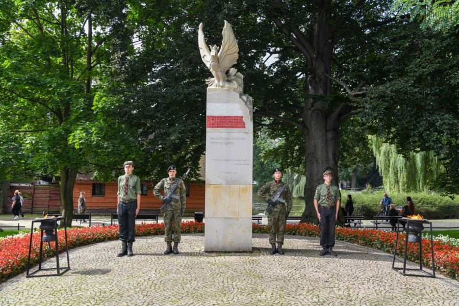 pomnik uroczystość żołnierz