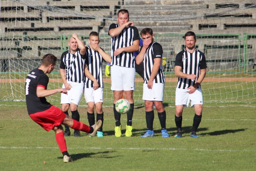 piłkarz mecz bks bóbr dąbrowa bolesławiecka