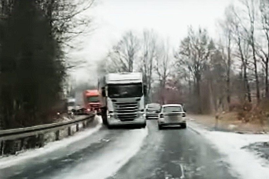 śliska droga tir